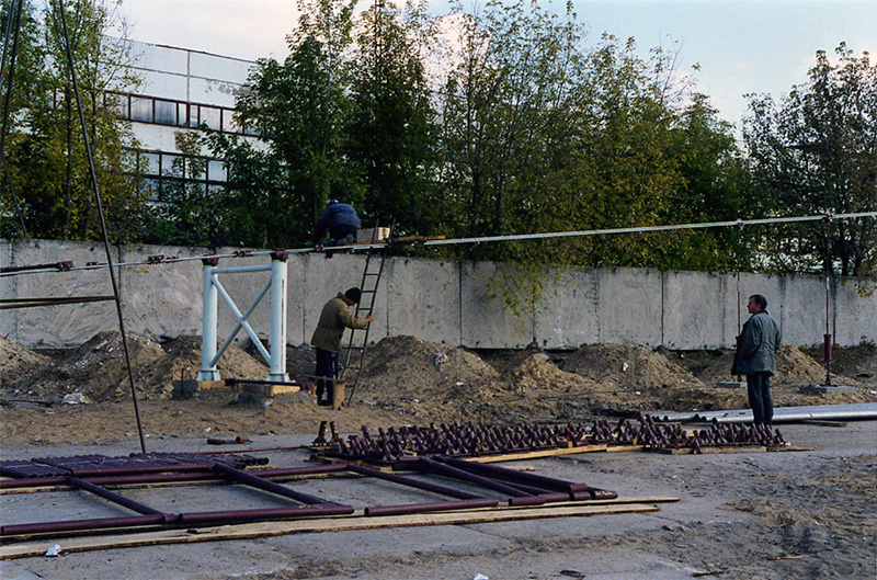 На строящемся стенде Путевая структура осуществлено натяжение струн с последующим монтажом струнного рельса