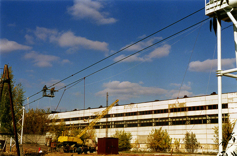 На строящемся стенде Путевая структура осуществлено натяжение струн с последующим монтажом струнного рельса