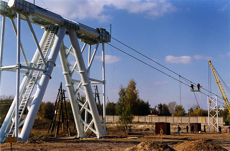 На строящемся стенде Путевая структура осуществлено натяжение струн с последующим монтажом струнного рельса