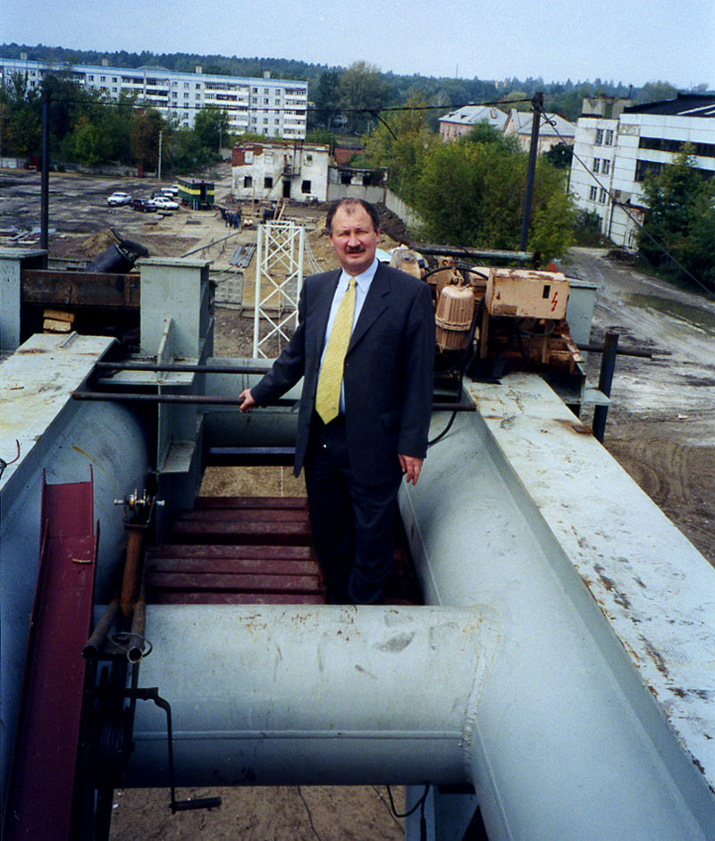 Автор СТЮ Юницкий А.Э. контролирует технологию натяжения канатов с верхней площадки большой анкерной опоры