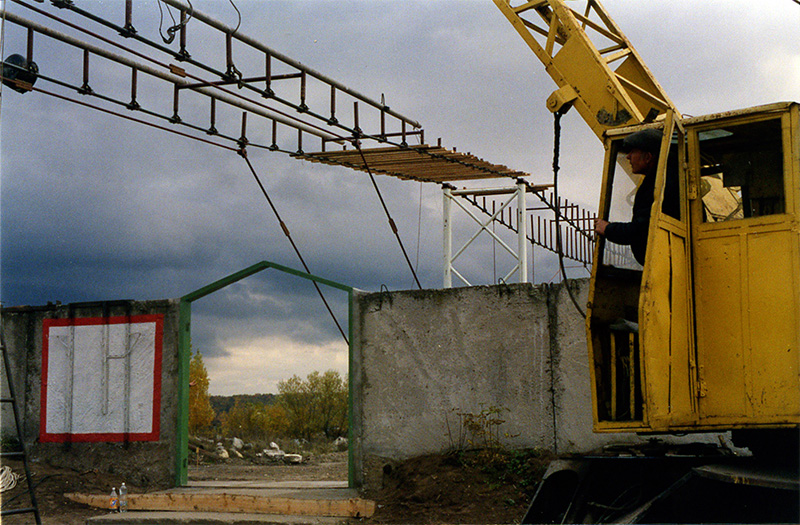 Под руководством генерального конструктора и автора СТЮ Анатолия Юницкого на испытательном полигоне осуществляется монтаж рельсо-струнной путевой структуры на строящемся стенде СТЮ Путевая структура