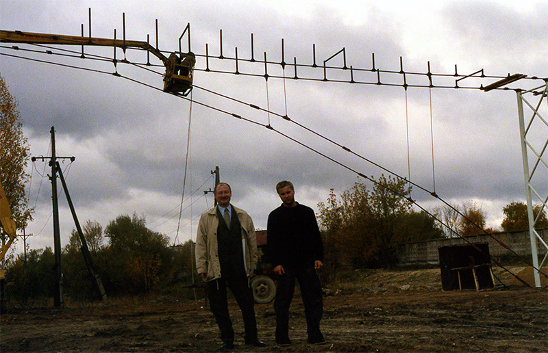 Под руководством генерального конструктора и автора СТЮ Анатолия Юницкого на испытательном полигоне осуществляется монтаж рельсо-струнной путевой структуры на строящемся стенде СТЮ Путевая структура