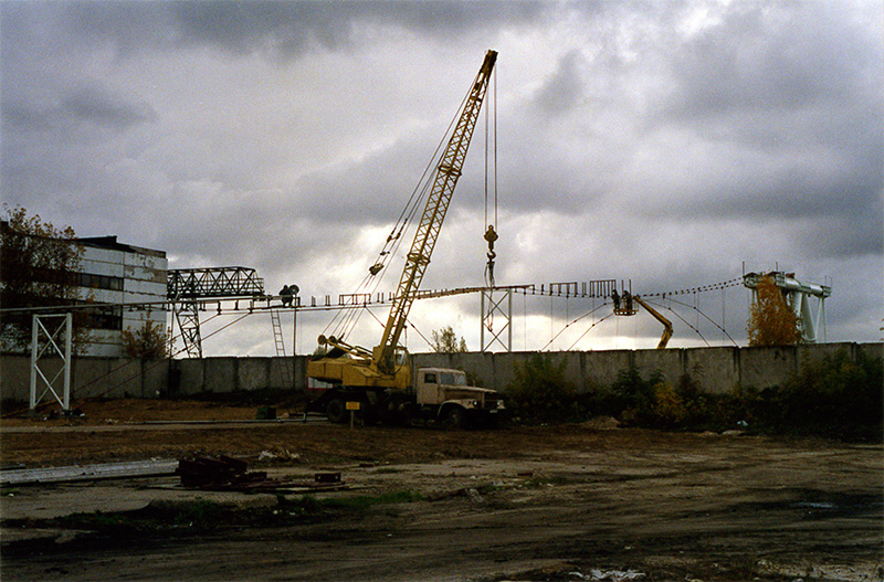 Под руководством генерального конструктора и автора СТЮ Анатолия Юницкого на испытательном полигоне осуществляется монтаж рельсо-струнной путевой структуры на строящемся стенде СТЮ Путевая структура