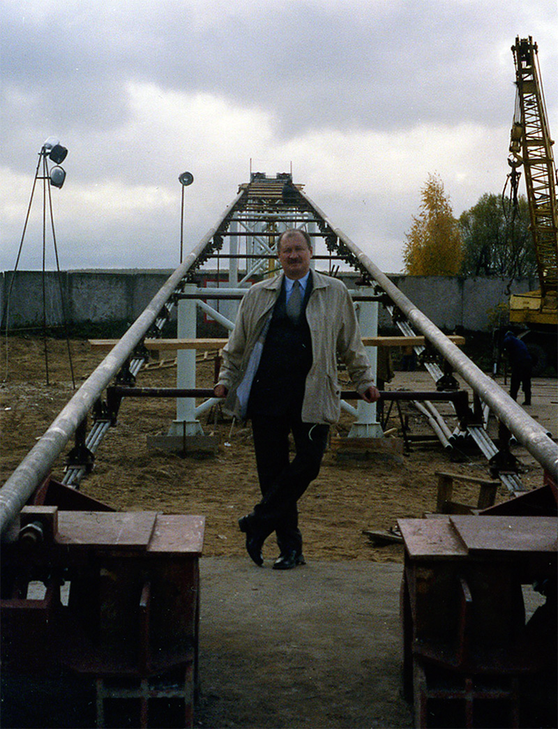 Под руководством генерального конструктора и автора СТЮ Анатолия Юницкого на испытательном полигоне осуществляется монтаж рельсо-струнной путевой структуры на строящемся стенде СТЮ Путевая структура