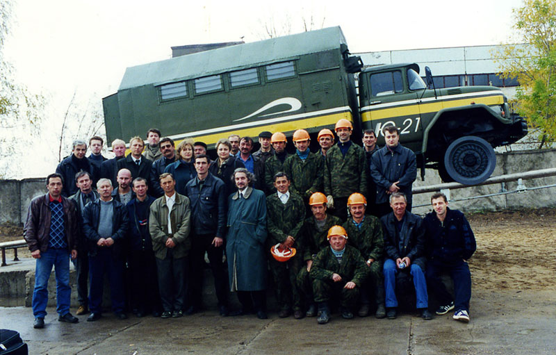 После удачных пробных испытаний фотография на память на фоне испытательного стенда СТЮ