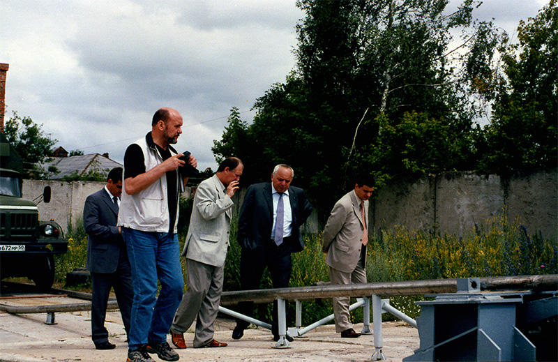 Председатель Федерального агентства по строительству и жилищно-коммунальному хозяйству (Госстроя России) Николай Павлович Кошман посетил испытательный полигон СТЮ и провёл содержательную беседу с генеральным конструктором Анатолием Юницким о перспективах развития струнного транспорта в России