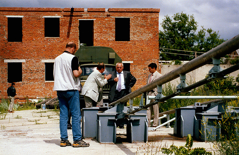 Председатель Федерального агентства по строительству и жилищно-коммунальному хозяйству (Госстроя России) Николай Павлович Кошман посетил испытательный полигон СТЮ и провёл содержательную беседу с генеральным конструктором Анатолием Юницким о перспективах развития струнного транспорта в России