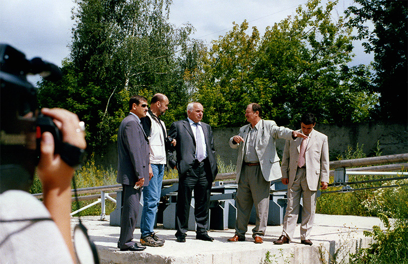 Председатель Федерального агентства по строительству и жилищно-коммунальному хозяйству (Госстроя России) Николай Павлович Кошман посетил испытательный полигон СТЮ и провёл содержательную беседу с генеральным конструктором Анатолием Юницким о перспективах развития струнного транспорта в России