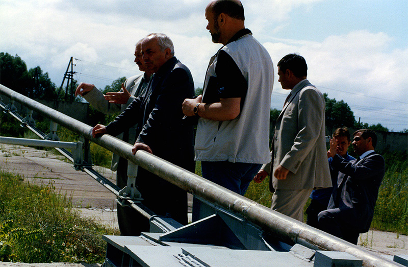 Председатель Федерального агентства по строительству и жилищно-коммунальному хозяйству (Госстроя России) Николай Павлович Кошман посетил испытательный полигон СТЮ и провёл содержательную беседу с генеральным конструктором Анатолием Юницким о перспективах развития струнного транспорта в России