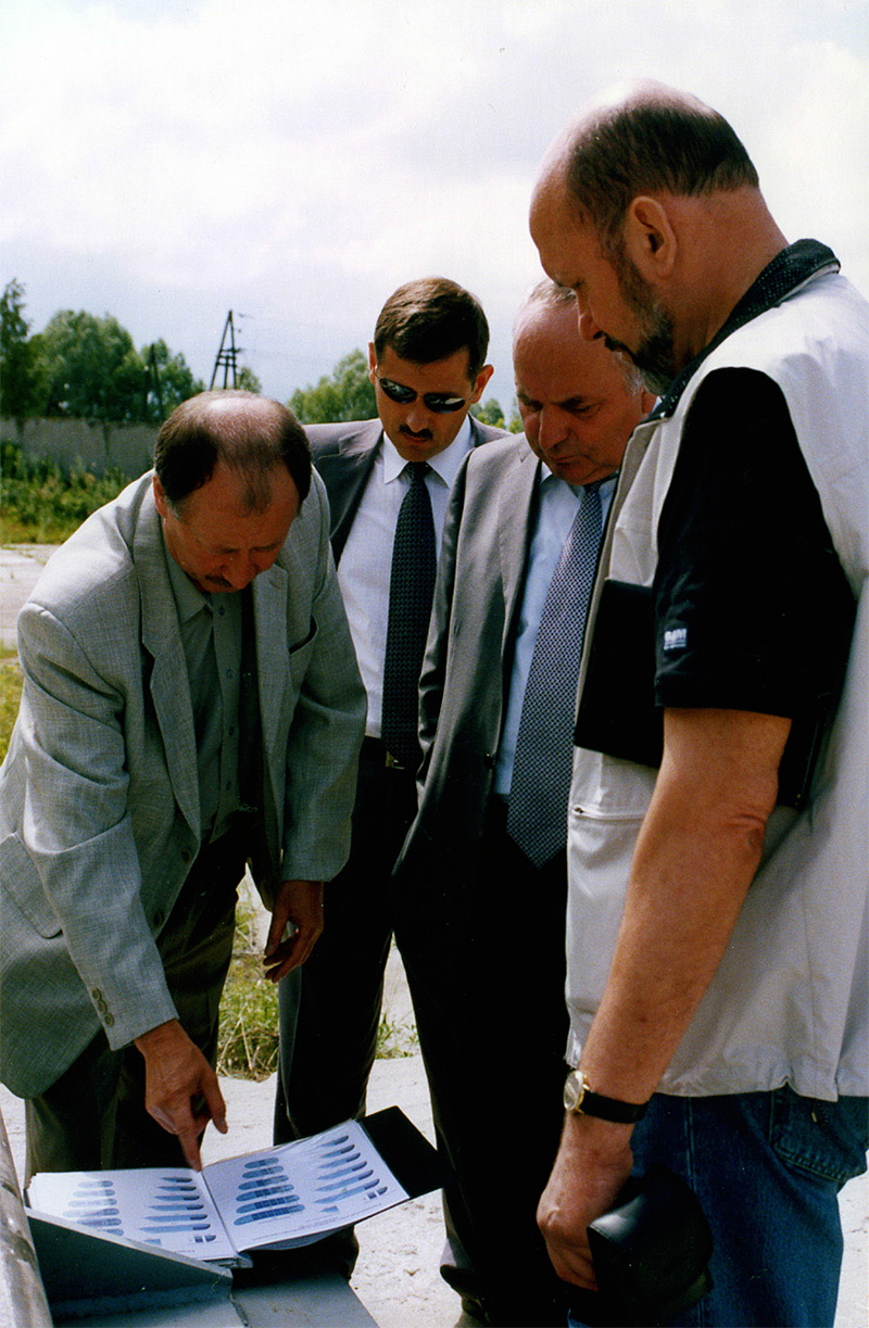 Председатель Федерального агентства по строительству и жилищно-коммунальному хозяйству (Госстроя России) Николай Павлович Кошман посетил испытательный полигон СТЮ и провёл содержательную беседу с генеральным конструктором Анатолием Юницким о перспективах развития струнного транспорта в России