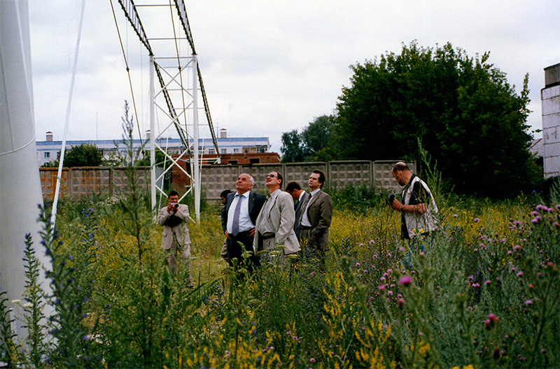 Председатель Федерального агентства по строительству и жилищно-коммунальному хозяйству (Госстроя России) Николай Павлович Кошман посетил испытательный полигон СТЮ и провёл содержательную беседу с генеральным конструктором Анатолием Юницким о перспективах развития струнного транспорта в России