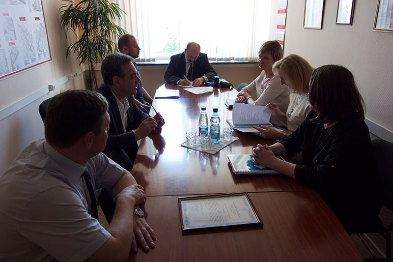 Представители группы компаний SkyWay и свободной экономической зоны Могилев подписывают договор об условиях деятельности в СЭЗ Могилев