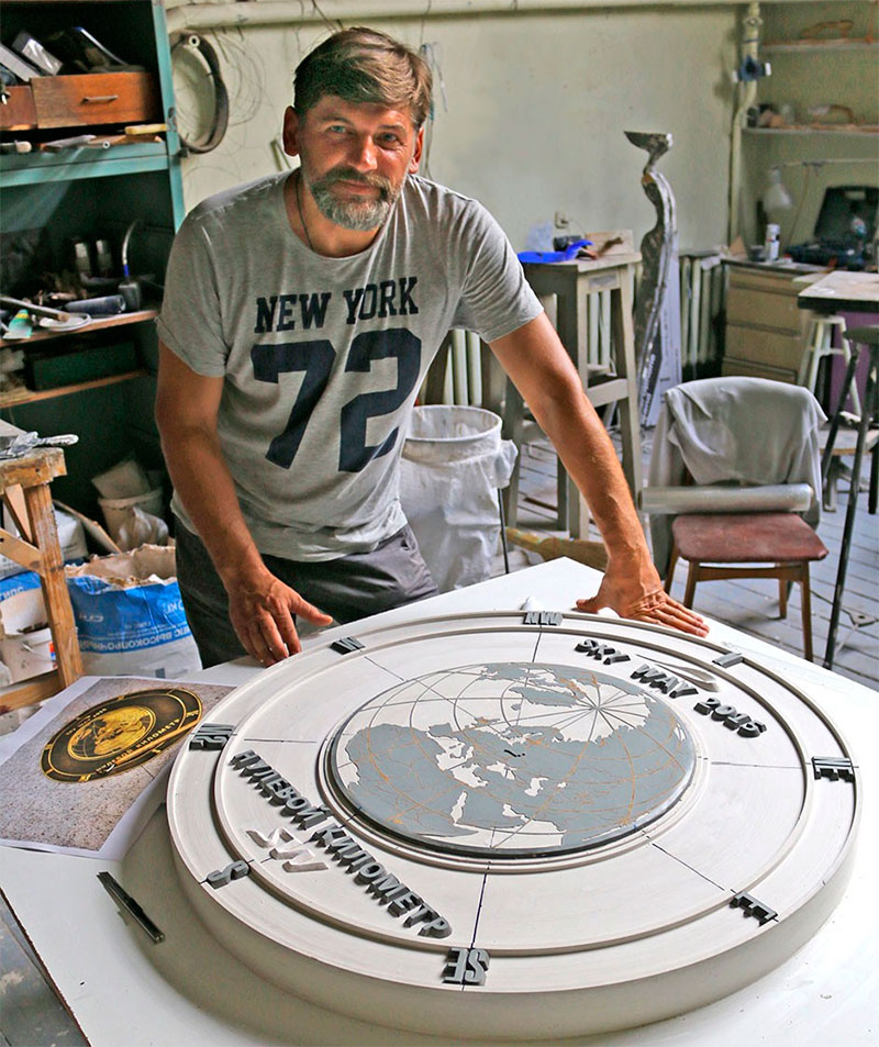 Член Cоюза художников Беларуси Александр Сурков и его творение - модель монументально-декоративной композиции Нулевой километр SkyWay