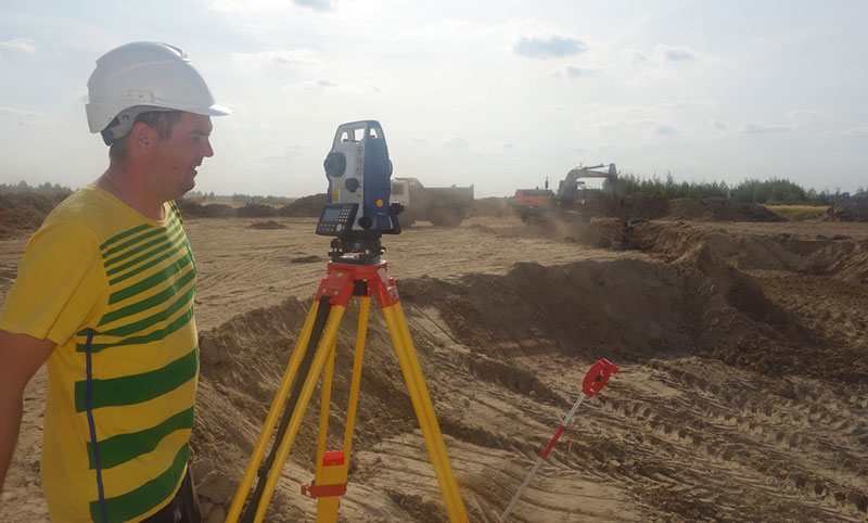 ЭкоТехноПарк: рытьё котлованов под анкерную опору