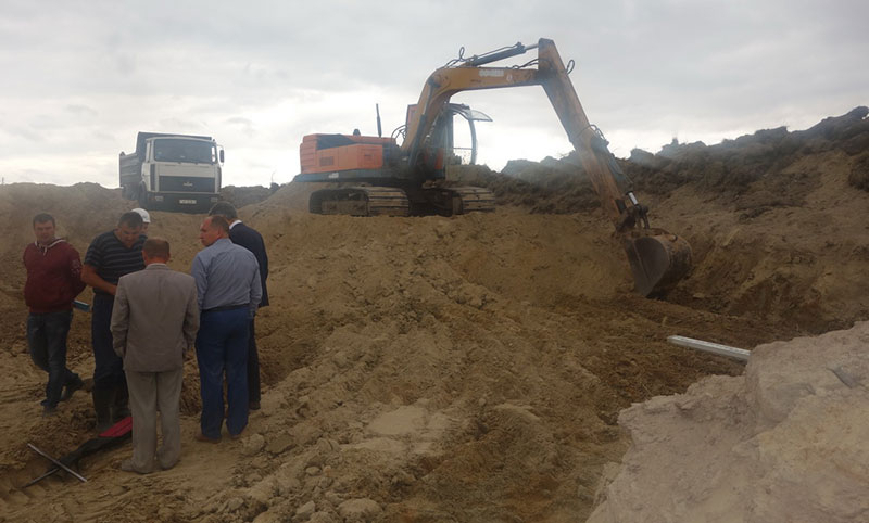 ЭкоТехноПарк: рытьё котлованов под анкерную опору