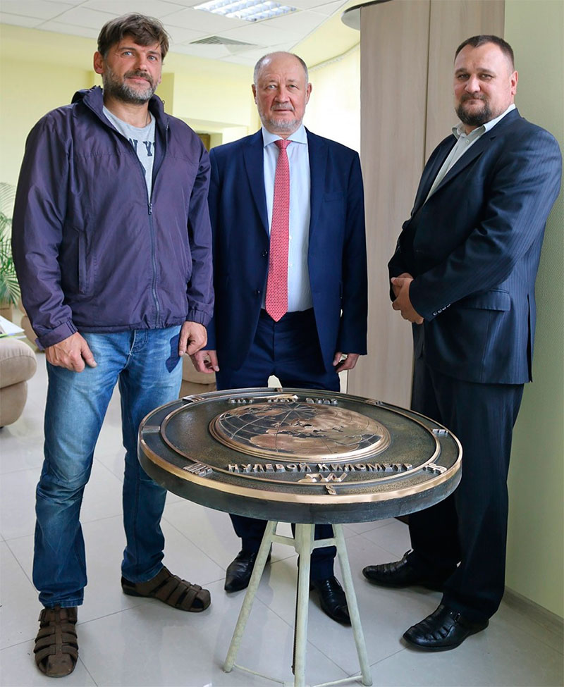 Скульптор Александр Сурков, создатель струнных технологий Анатолий Юницкий и дизайнер Иван Лукин возле Нулевого километра