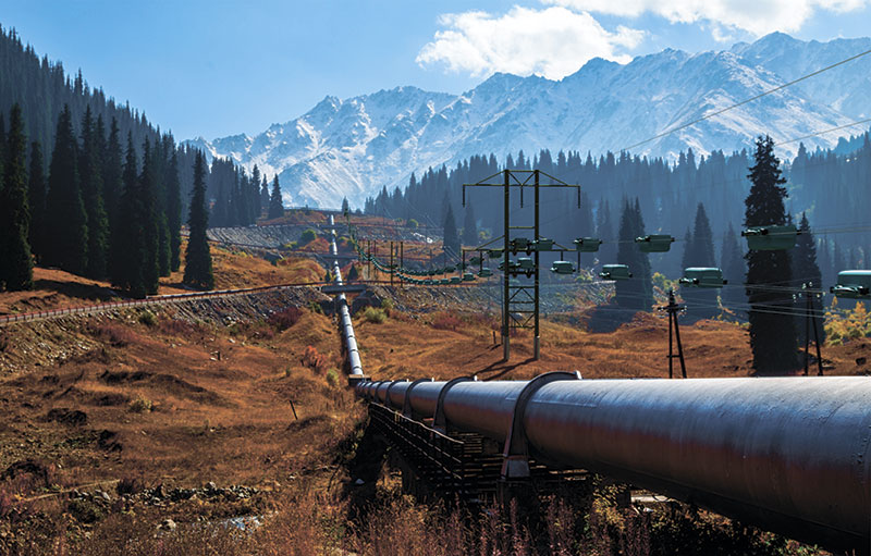 Предельная пропускная способность трассы SkyWay выше, чем у нефтепровода (в одну сторону) - до 200-300 млн т/год, а себестоимость транспортировки нефти и сжиженного газа будет даже несколько ниже, чем по нефтепроводу и газопроводу. Причём нефть и сжиженный газ могут транспортироваться в герметичных возвратных контейнерах (вместимостью, например, 10 000 кг), снабжённых электронной картой с информацией о её составе, месте добычи и т.д. Это позволит не смешивать нефть разных месторождений, как это делается сейчас, а перерабатывать лёгкую нефть, (высокосернистую, высокопарафинистую и т.п.) отдельно. При этом строительство трассы SkyWay дешевле нефтепровода аналогичной пропускной способности