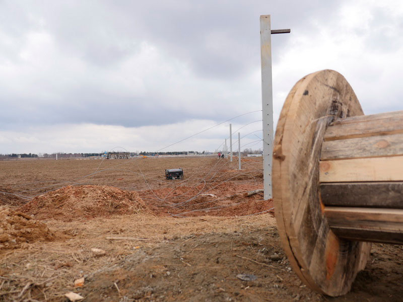 ЭкоТехноПарк SkyWay: монтаж элементов конструкции интеллектуального струнного ограждения