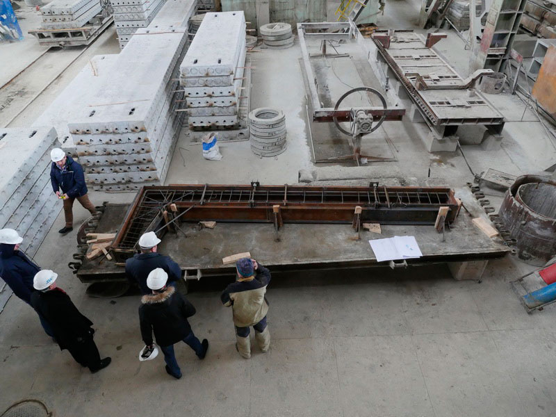 ЭкоТехноПарк SkyWay: на фотографиях также представлены цеха и склад готовой продукции завода Белэнергостройиндустрия - готовы фундаменты стаканного типа, Г-образная форма для отливки и диафрагмы жёсткости промежуточных опор лёгкой путевой структуры, строительство которой начинается параллельно со строительством городской и высокоскоростной трасс