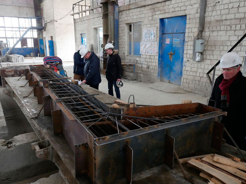 ЭкоТехноПарк SkyWay: на фотографиях также представлены цеха и склад готовой продукции завода Белэнергостройиндустрия - готовы фундаменты стаканного типа, Г-образная форма для отливки и диафрагмы жёсткости промежуточных опор лёгкой путевой структуры, строительство которой начинается параллельно со строительством городской и высокоскоростной трасс