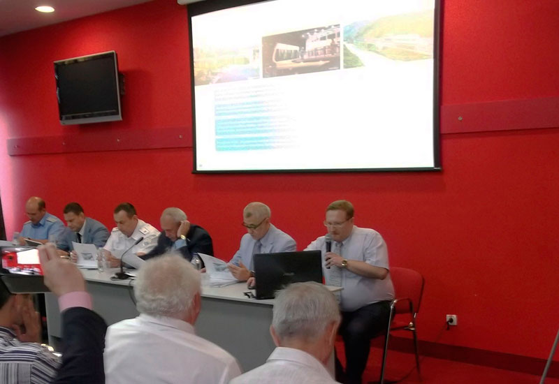 Участники заседания, включая представителей Государственной Думы, Совета Федерации, Минтранса России, Минэкономразвития России, Федерального дорожного агентства и других федеральных и местных органов власти, а также многочисленных транспортных компаний получили возможность ознакомиться с транспортно-инфраструктурными решениями SkyWay, которые выгодно отличаются от традиционных транспортных решений своей экологичностью, экономичностью и эффективностью