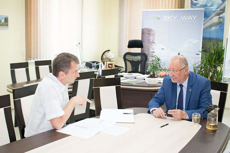 11:30 - Главный специалист КБ системы энергообеспечения Антон Романюк представляет типовое решение пассажирской станции для трассы Брест - Минск - Москва с учётом совмещения станции с энергоблоком и теплицами