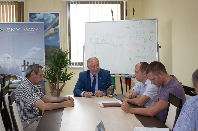 11:50 - Представители ЗАО Струнные технологии и директор БелЛюксСтрой обсуждают рабочие вопросы по строительству в ЭкоТехноПарке
