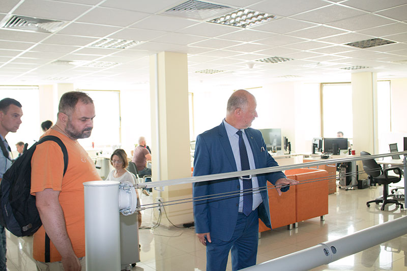 13:41 - Общение с прессой. Редакция известного российского журнала Популярная механика в минском офисе ЗАО Струнные технологии