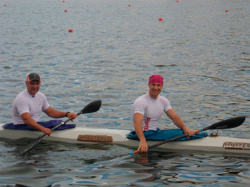 В состязании принимал участие сотрудник ЗАО Струнные технологии мастер спорта Александр Балтынский, спортивная экипировка которого была украшена фирменными логотипами SkyWay