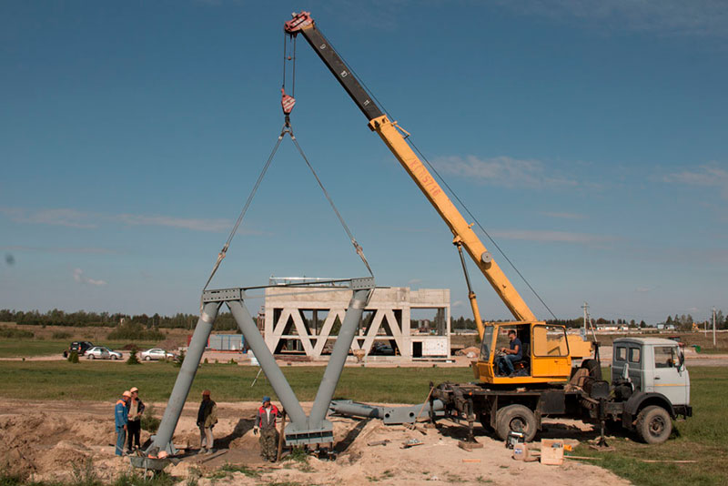 ЭкоТехноПарк SkyWay - успешно осуществлена установка анкерных опор на фундаменты лёгкой городской трассы, по которой будет осуществляться движение юнибайков и лёгкого 14-местного городского юнибуса