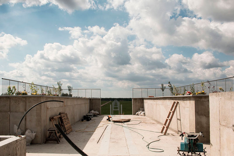 ЭкоТехноПарк SkyWay - на крыше транспортно-логистического узла, совмещённого с концевой анкерной опорой городской и высокоскоростной трасс, проводились агротехнические работы и были высажены саженцы деревьев и цветов