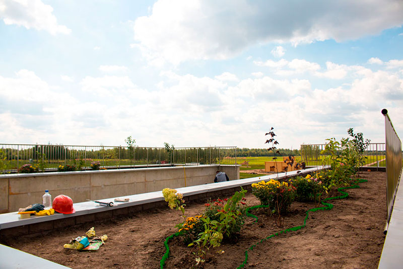 ЭкоТехноПарк SkyWay - на крыше транспортно-логистического узла, совмещённого с концевой анкерной опорой городской и высокоскоростной трасс, проводились агротехнические работы и были высажены саженцы деревьев и цветов