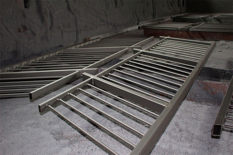 Подготовка к покраске ограждений лестничных маршей анкерной опоры городской и высокоскоростной трассы SkyWay