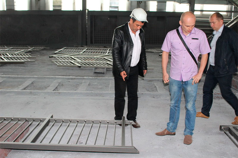 Подготовка к покраске ограждений лестничных маршей анкерной опоры городской и высокоскоростной трассы SkyWay