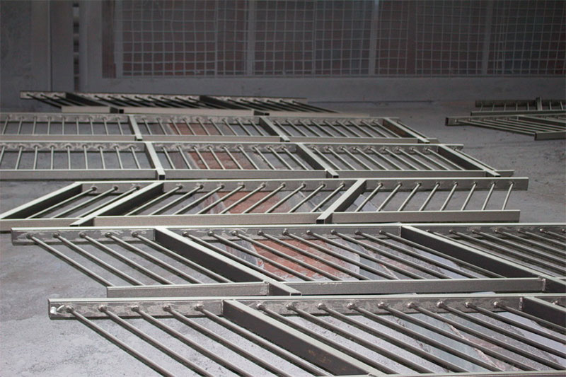 Подготовка к покраске ограждений лестничных маршей анкерной опоры городской и высокоскоростной трассы SkyWay