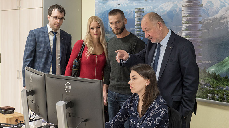 Проектную организацию SkyWay посетил самый сильный мужчина Словакии - Адриан Кормоци, вице-чемпион мира по натуральному бодибилдингу 2015. Анатолий Юницкий лично встретил гостя и рассказал о ходе работ на текущем этапе, показал помещения, в которых работают создающие SkyWay инженеры, а также познакомил Адриана с некоторыми из сотрудников