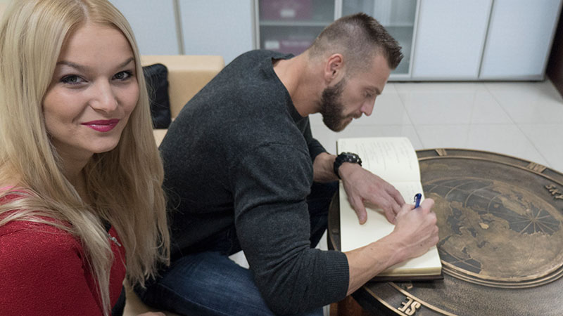 Это просто потрясающе, если людям для поддержания формы не нужно будет посещать тренажёрный зал, тратя кучу времени на дорогу. Спортом можно будет заниматься прямо в транспортном средстве. При этом здесь можно будет обеспечить нагрузку на все группы мышц, а не ограничиваться велотренажёром. Я готов разработать методику, а ваши инженеры могли бы придумать, каким образом мускульную силу можно использовать для передвижения юнибайков. Об этом мы говорили с Анатолием Юницким