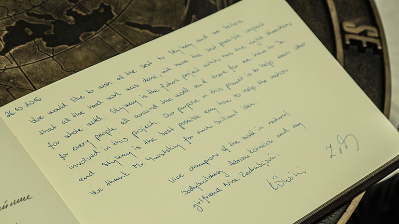 Нина - невеста и единомышленница Адриана, приехавшая в столицу Беларуси вместе с бодибилдером, также выразила восторг от увиденного и услышанного в офисе проектной организации SkyWay. Пара заявила о намерении содействовать развитию проекта и продвигать его на спортивных, светских и фэшн-мероприятих, в которых они принимают участие