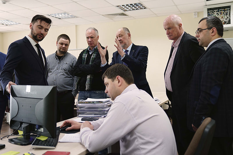 Австралийский партнёр SkyWay Род Хук снова посетил Минск. На этот раз он привёз с собой исполнительного директора Национального агентства Австралии по обеспечению безопасности железнодорожных перевозок Питера Доггетта. Цель визита - дать возможность Питеру лично ознакомиться с технологией для дальнейшей координация совместных действий по сертификации транспорта SkyWay в Австралии. Питеру с Родом показали работу проектной организации, опытно-экспериментальное производство и демонстрационно-сертификационный центр SkyWay