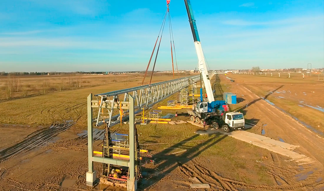 В ЭкоТехноПарке SkyWay завершено сооружение основной части городского комплекса струнных коммуникационных систем, одновременно являющегося разгонным участком скоростного, на которой установлены все фермы, кроме двух непосредственно примыкающих к транспортно-логистическому узлу SkyWay, совмещённому с концевой анкерной опорой, и второй анкерной