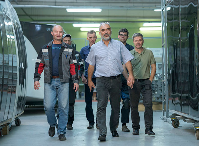 Александр Синкевич (в центре) на территории сборочного цеха SkyWay