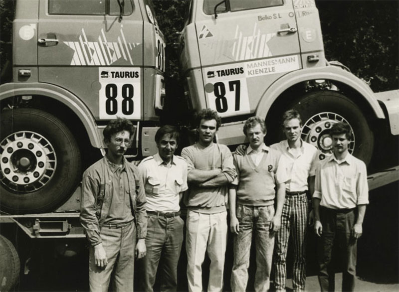 Конец 1980-x. Александр Синкевич (третий слева) и начальник отдела испытаний SkyWay Дмитрий Книга (первый справа)