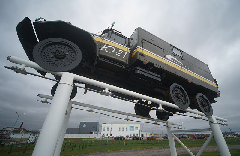 Своеобразной визитной карточкой музея, бесспорно, является ЗИЛ-131 - автомобиль, на базе которого в 2001 году на экспериментальном полигоне СТЮ в подмосковном городе Озёры был создан самый первый полномасштабный имитатор транспортного модуля SkyWay