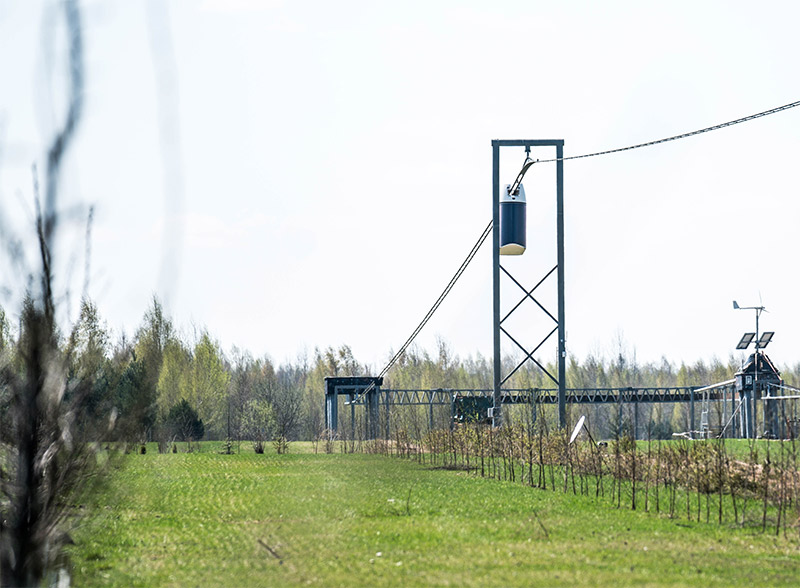 Под путевой инфраструктурой легко будет разметить тротуары, проезжую часть, газоны. А если путевая структура и проходящие по ней транспортные средства будут располагаться на достаточной высоте, то место расположения комплекса можно будет совмещать с обычными городскими объектами. За городом же это пространство будет занято зелёной зоной или сельскохозяйственными угодьями