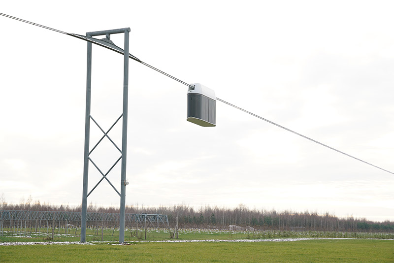 Кроме того, не следует забывать о практически уникальной возможности юнибусов — на провисающей структуре использовать гравитационный двигатель. Этот же принцип давно используется в метро. При отходе от станции машина движется под небольшой уклон вниз, и сила тяжести помогает ей разгоняться. После середины пути, на подъёме, гравитация наоборот начинает замедлять машину, снижая необходимый расход энергии на привод тормозных механизмов. Данный принцип, вкупе с низким сопротивлением качению колеса и хорошей аэродинамической формой, позволяет получить очень низкие энергозатраты, и, соответственно, устраняют потребность в большой батарее или частой подзарядке