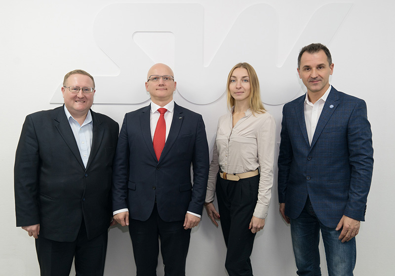 На прошлой неделе состоялся визит в ЗАО Струнные технологии Дмитрия Афанасьева, генерального директора Автономной некоммерческой организации Единый информационный центр социально ответственных организаций и добросовестных предпринимателей. Основной целью визита было ознакомление с технологией SkyWay, её основными преимуществами, а также с её практическим воплощением в ЭкоТехноПарке